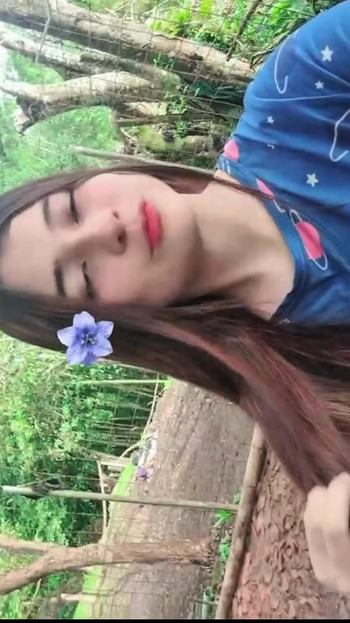 COLOMBIANSK PORRSKÅDESPELERSKA RÖR VID SIN FITTA UTOMHUS