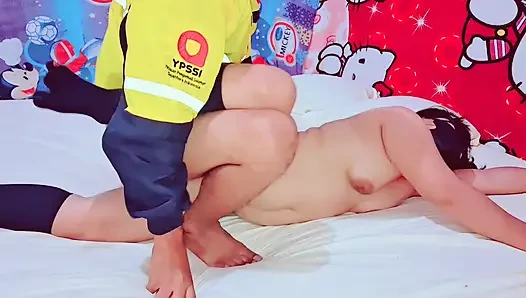 The husband ordered an online motorcycle taxi & left the two of them in the room, & his wife was fucked until she was screaming