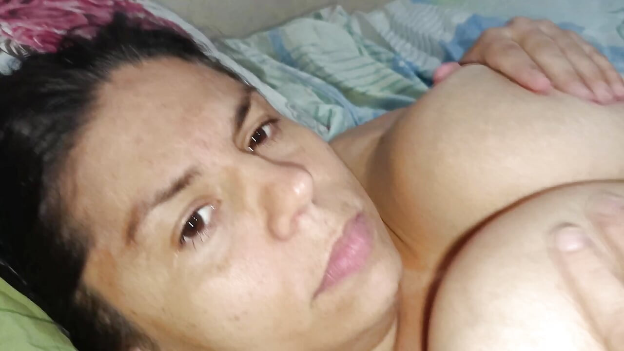 I sucked the naughty girl's pussy on the bed