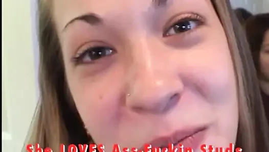 Typ fickt junge vampische brünette hure hart auf der couch