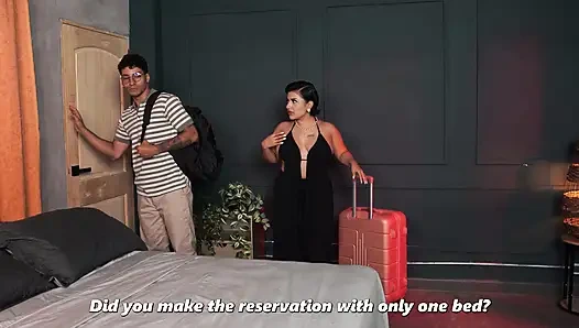 Грудастая мачеха в конечном итоге делит кровать со своим худеньким пасыном из-за гостиничного микса