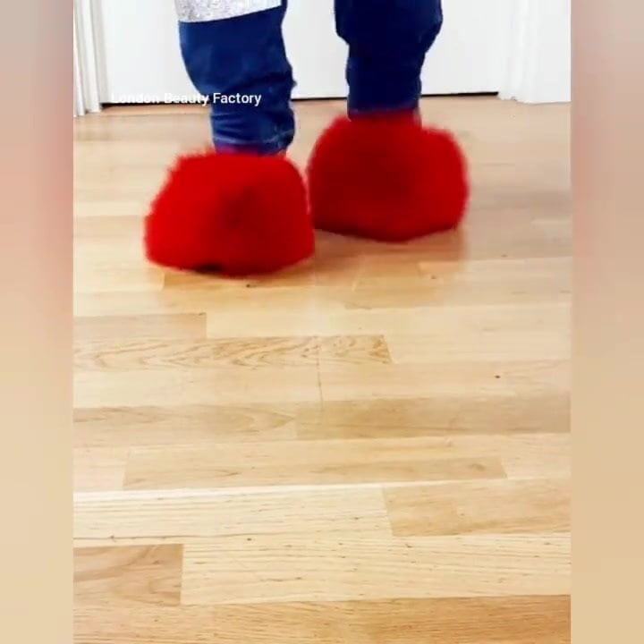Kasut tumit berbulu merah