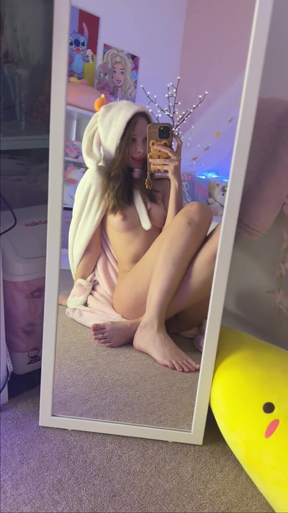 Κρύβω το μουνί μου πίσω από τα πόδια μου που με πειράζουν