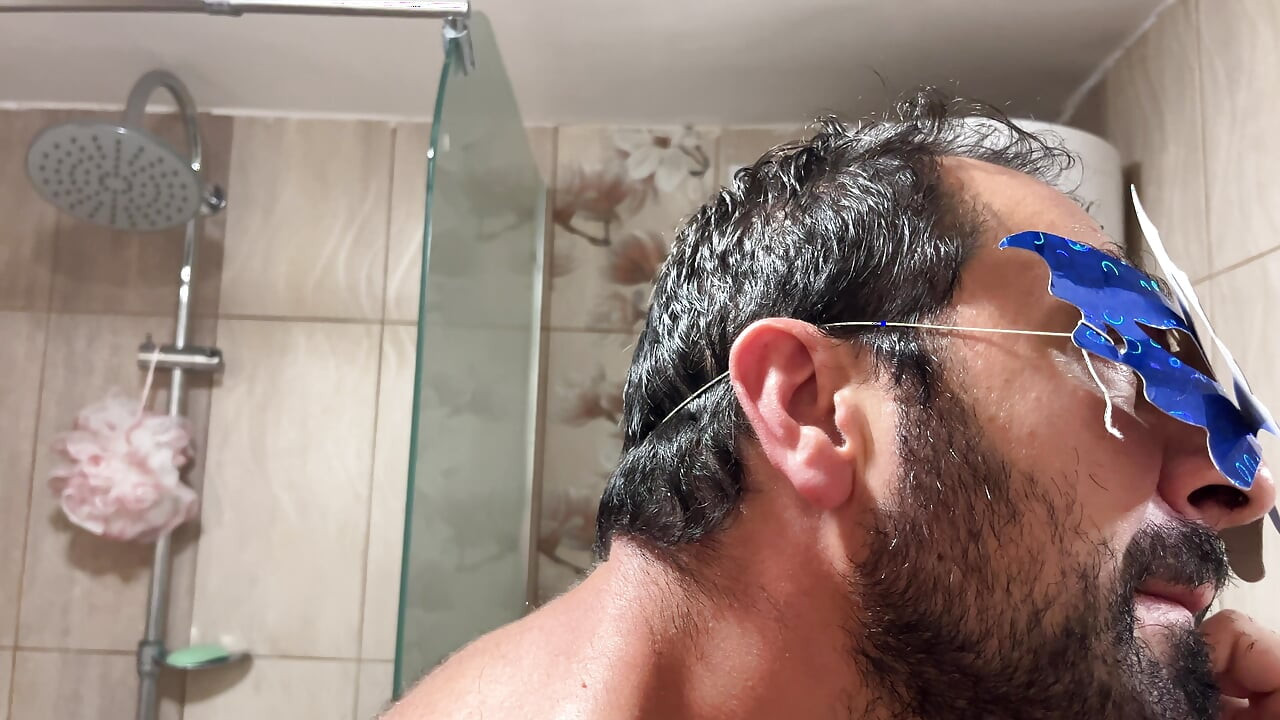 Rotina de preparação Earl Sorri aparando a barba com tesoura no banheiro