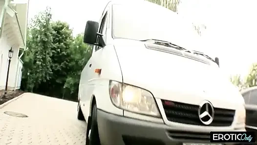 Cewek rambut pirang dientot habis-habisan sampai muncrat di luar ruangan