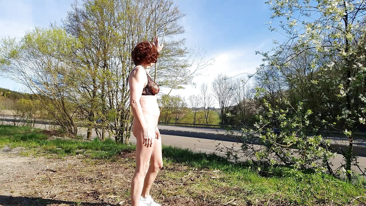 Tirando a roupa na auto-estrada