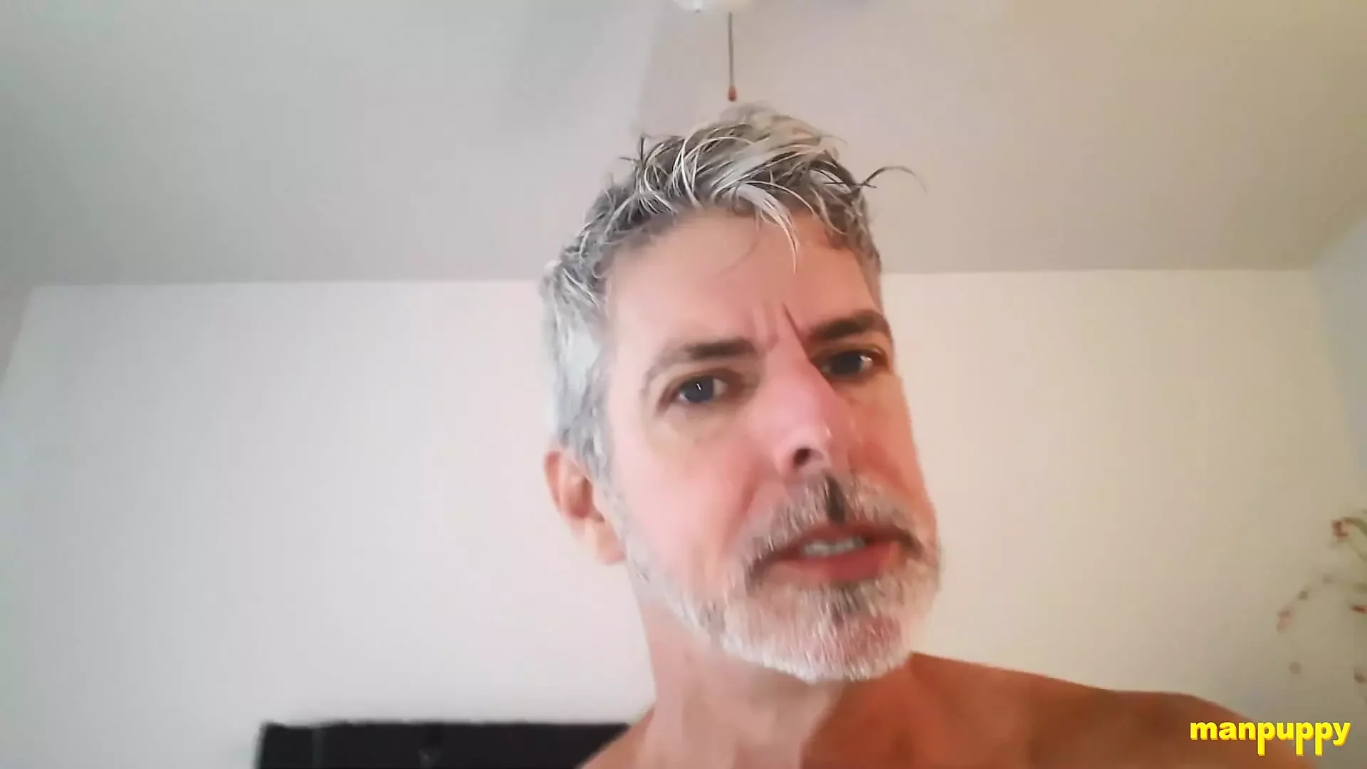 Perverz DILF Richard Lennox egy dögös POV-ban Kösse össze Sesh-t