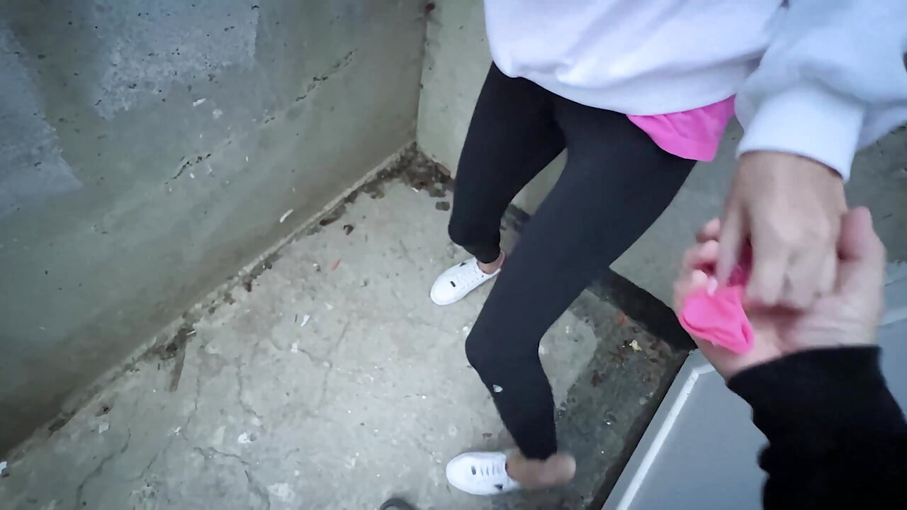 그녀의 섹시한 날을 촬영 한 18 세 소녀에 대한 존경