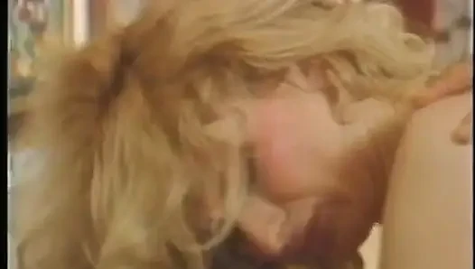 Blonde hure wird von zwei gut bestückten hengsten doppelt penetriert