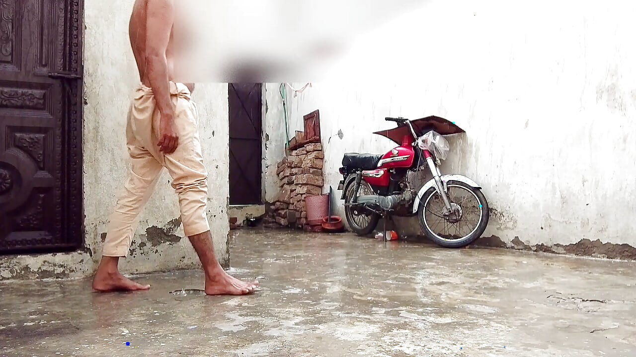 Barsaat ke mausam mein chute lagwane ka Apne maja hai barsat ke mausam mein gand Marne ka apna Maja