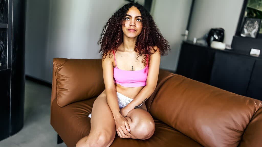 ही घरी शिकणारी LATINA 18YO आपल्या पालकांपासून चोरून आली आणि माझ्याकडून ROUGH DEEPTHROAT घेतला