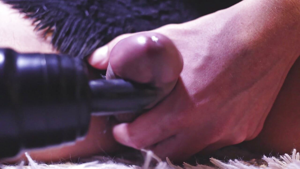 pre-cum druppelend terwijl ik mijn vibrator gebruik