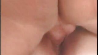 Une nana rousse à gros nichons se fait lécher les seins et baiser par un duo de bites sexy sur un canapé