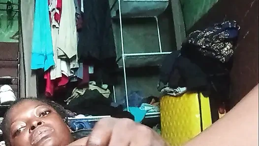 Cool Reels si cewek sange ini lagi asik masturbasi live sambil pamer tubuh aduhainya