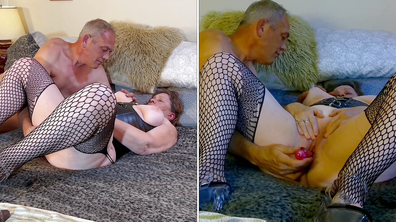 Abuela cachonda Carmen: dos consoladores folladas y coño lamido