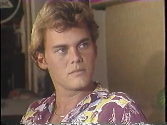 Hot brunette spreads her legs in jacuzzi and gets her pussy licked deep and fast