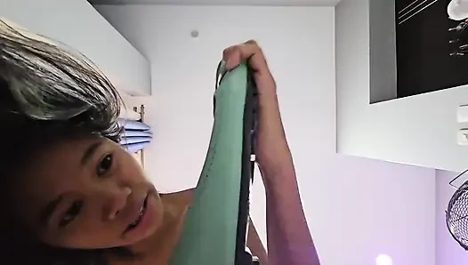 Aku lagi asik muasin kakiku pakai sia-sia!