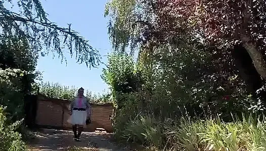 Bir akşam için beyaz etekli hızlı bir kıyafetle