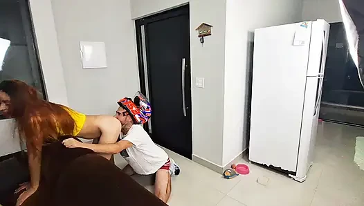 Sadece banyo havlusu giyen yalnız kız teslimat oğlanı alıyor!
