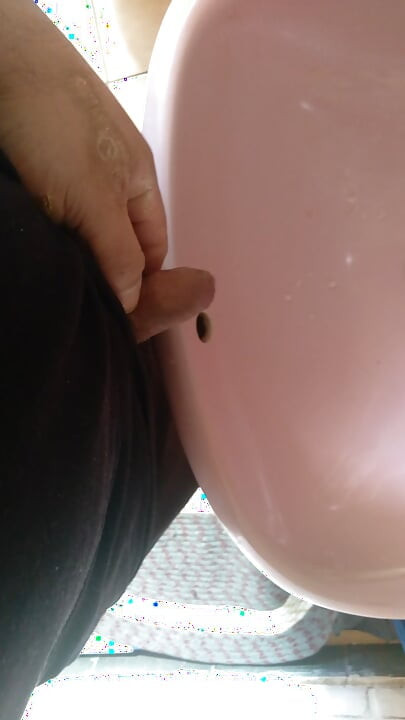 divan gej muškarac oduševno piša