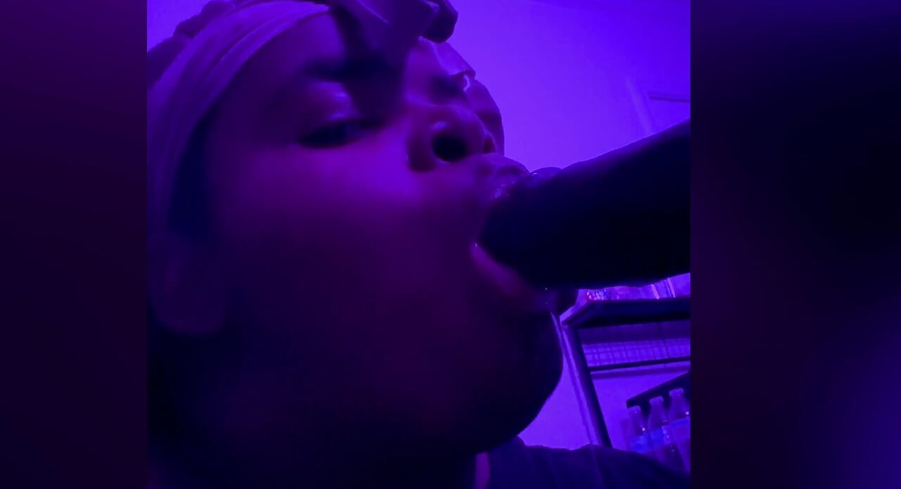 Mollige ebenholz lutscht dildo