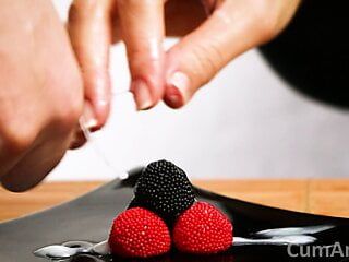 Одетые женщины, раздетый мужчина: дрочка + сперма на ягоды конфет! (Сперма на еду 3)