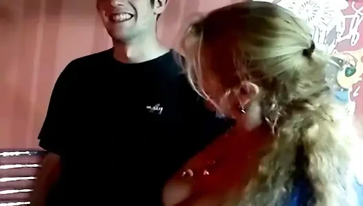 Vollbusige französische blonde milf wird hart gefickt