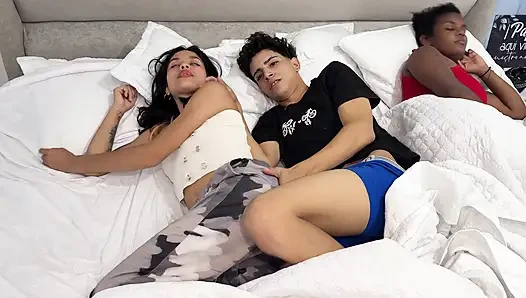 Aku berbagi tempat tidur dengan pacarku dan sahabatnya dan kami berakhir dengan threesome antar ras yang kaya.
