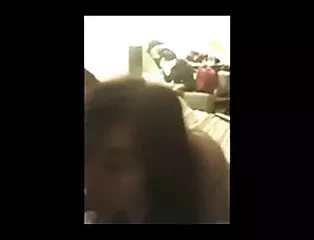 这两个女大学生在哪里玩得很开心