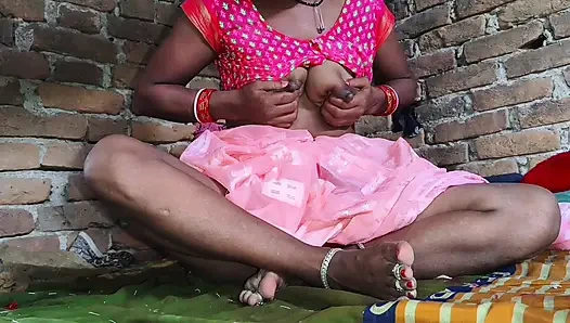 Indian desi village hot jawan bhabhi apne husband ko khush karne ke liye boobs se doodh nikali.indian xxx sex viral videos.hindi porn