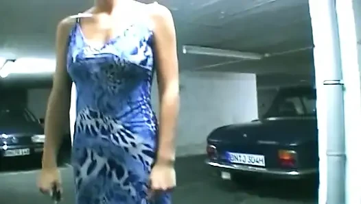 Блондинка трахает пальцами текущую мокрую киску в душе