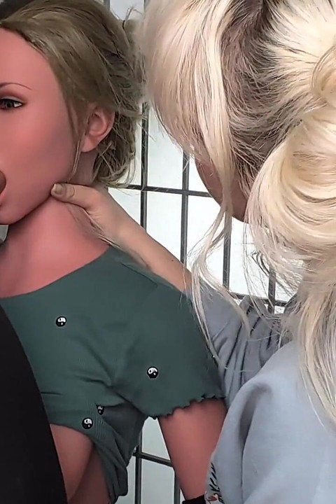 Χρησιμοποιώντας την κούκλα σεξ Zelex για να ευχαριστήσω τον γείτονά μου