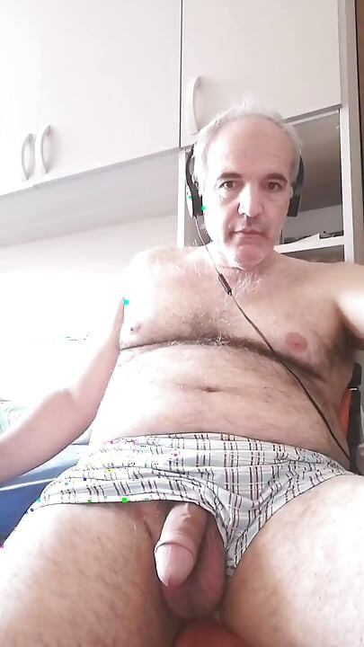 Jag masserar min penis ivrig efter smekningar!