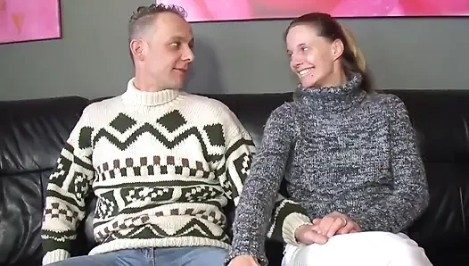 Возбужденная домохозяйка с маленькими сиськами сосет два члена одновременно, а затем трахает ее жадную мокрую киску