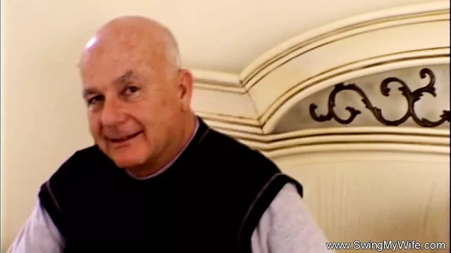Муж позволяет своей жене трахнуть еще одного мужчину перед ним