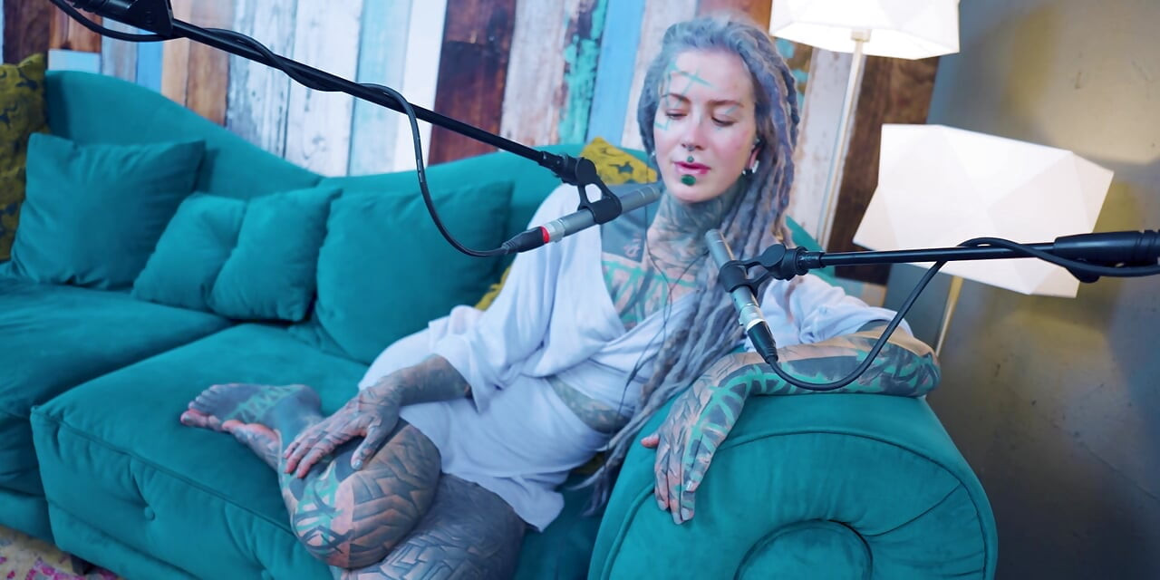 Eu falo sobre O - Overcome - asmr podcast SFW falando gótica magrinha menina dreadlocks tatuagem modelo tatuada menina