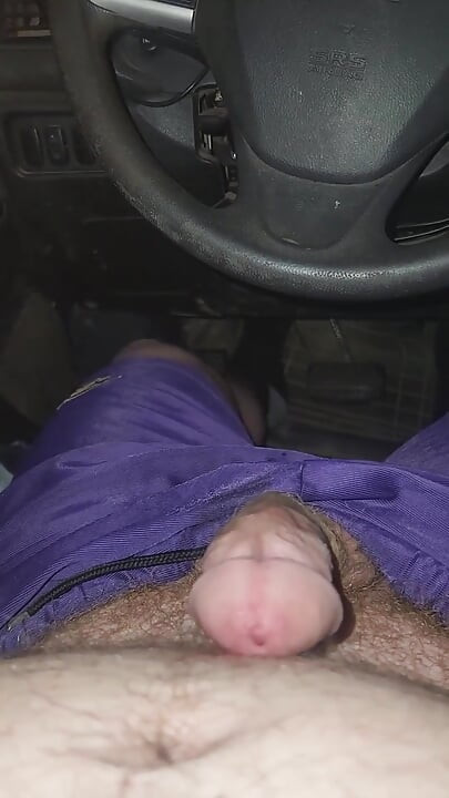 핑크 팬티를 사용하여 내 차에서 딸딸이.