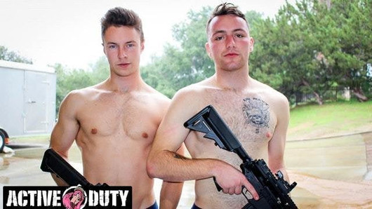 Verveelde en geile militaire jocks neuken voor de lol - activeduty