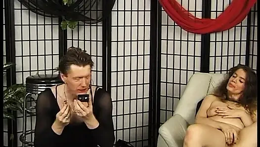 Güzel oğlan oyuncağı onun için giyiniyor