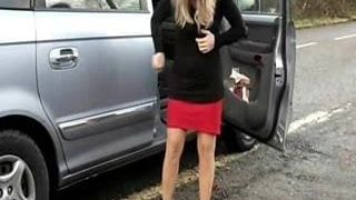 Hotwife Lisa berpakaian di tepi jalan