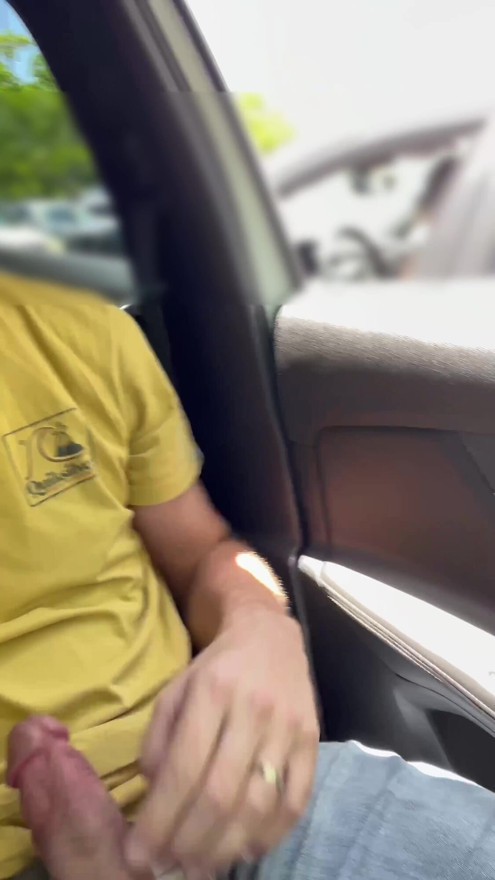 BeENJoY - Hän katselee minua, kun hän nousee autoonsa. Hän vilkaisi useita kertoja ennen kuin lähti parkkipaikalta | Leike 2