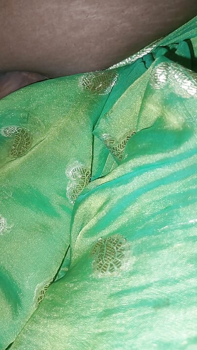 Chồng tôi thích đụ tôi trong saree màu xanh lá cây