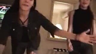 2 chicas asiáticas golpeando a un tipo con suerte