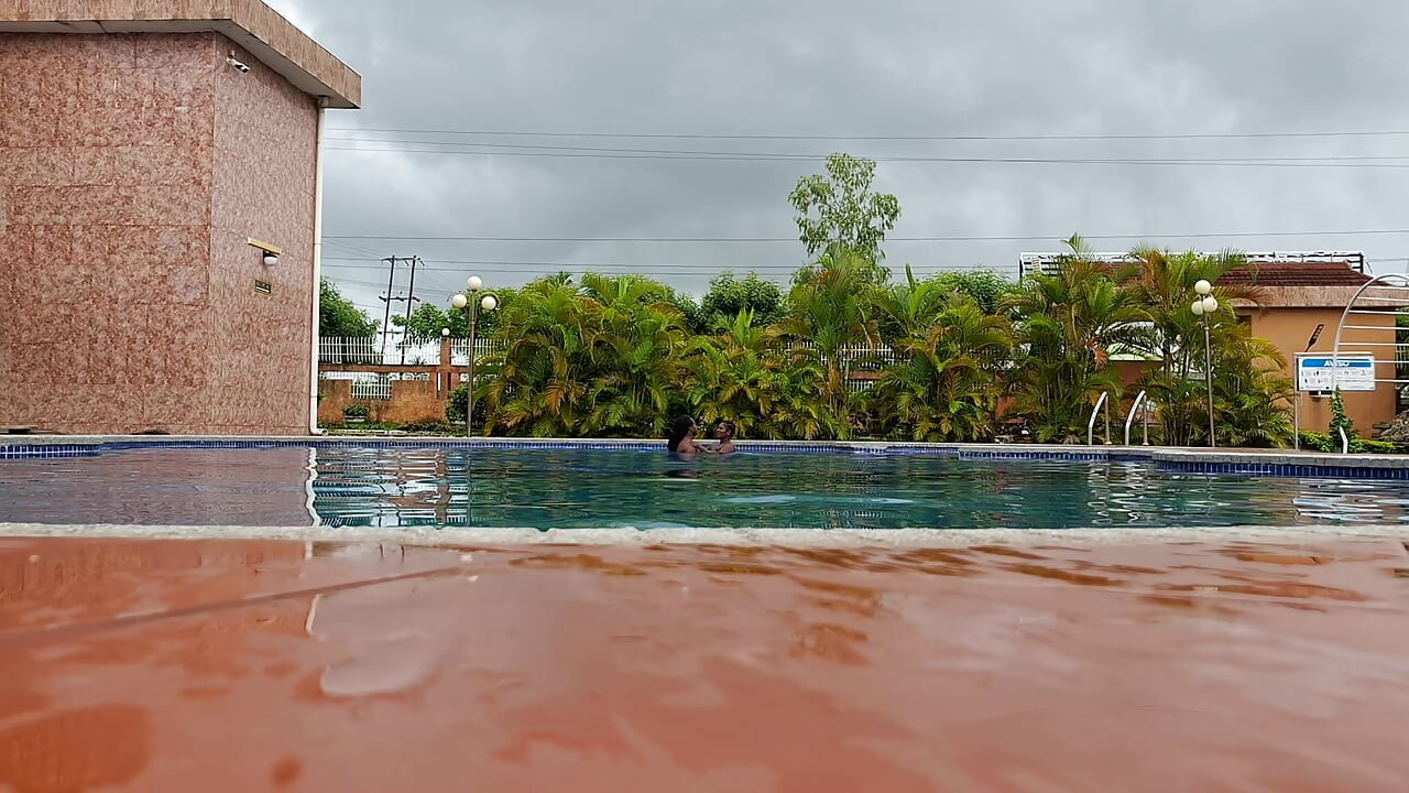 Sperma schwimmen im pool, harter sex im wasser, doppelter orgasmus