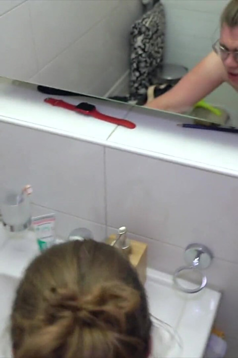 Rapid de familie în baie, fratele vitreg vrea, de asemenea, să o fută și să ejaculeze peste țâțele ei.