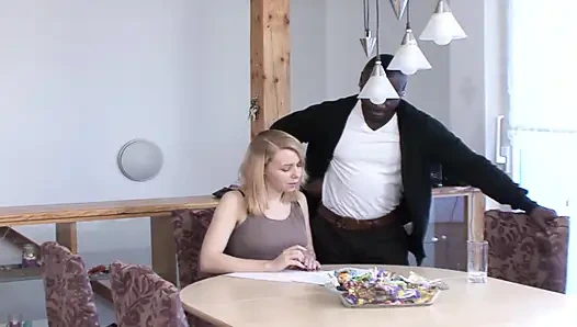 Heißes deutsches schätzchen reitet BBC vor einer massiven gesichtsbesamung