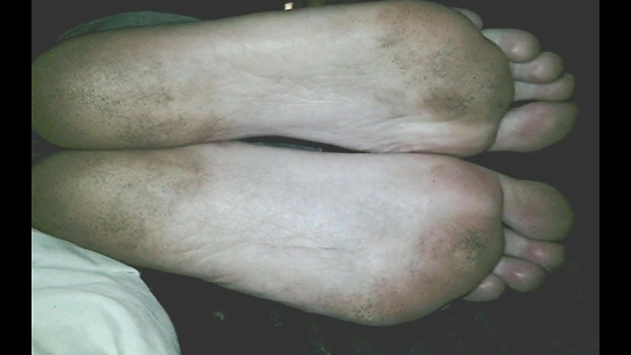 Femme de 43 ans, grosses semelles sales