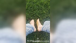 Dobivam mrlje od trave na golim tabanima Uživanje u prizemljenju u prirodi