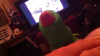 Vibe ve yeşil yumuşak oyuncak penisimi boşalmak ve sızmak yapmak