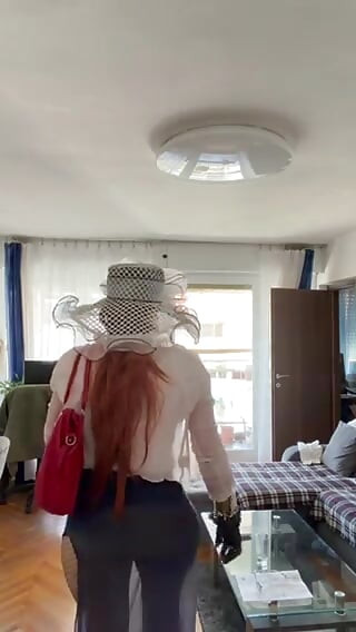 Crossdresser croat care își arată corpul frumos